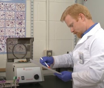 Клиника лечения наркозависимости в Чернушке Врач в кабинете клиники