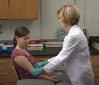 Лечение зависимости от аптечных препаратов в Чернушке Врач делает инъекцию пациентке