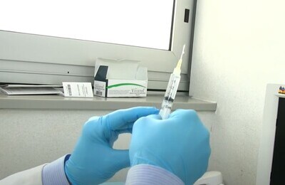 Проведение кодирования Вивитролом в Чернушке Шприц с Вивитролом в руках у врача